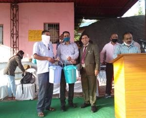 Dustbin-distributed-in-Kalund-Nagri-Panchayat