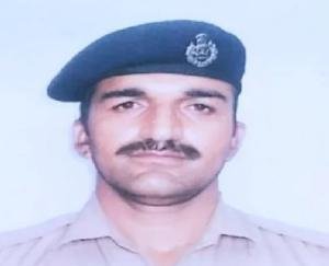 constable-poornanand-received-bravery-award