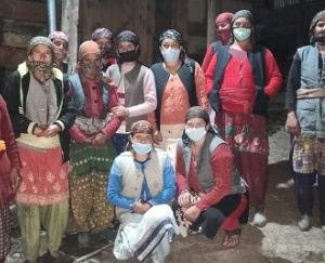 mahila-mandal-installed-solar-lights-in-jatwani-village