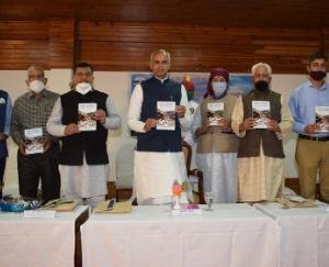 Acharya-Devvrat-released-the-book-Pazhouta-Andolan