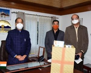 Karna-Aggarwal-presented-oximeter-and-thermometer-to-CM