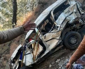 खाई में गिरी बारात की गाड़ी 2 की मौत, 7 घायल