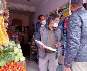 Arvind-Kumar-did-surprise-inspection-of-shops-in-Darla