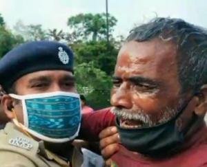 3-farmers-try-to-attempt-self-immolation-in-front-of-odisha-assembly