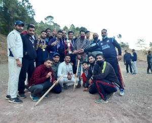 khanlag-yuva-mandal-clinches-the-trophy-of-diwali-cricket-championship