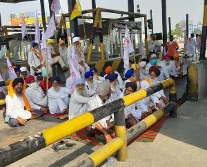 FARMERS-protest-Farmers-plan-to-block-the-Jaipur-National-Highway-8
