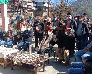 MLA-Narendra-Baragata-met-the-family-of-fire-victims