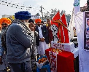 Farmers Pay Tribute to Those Who Lost Their Lives During Protests