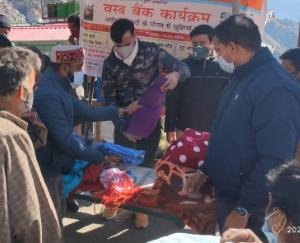 On-New-Year-Sunil-Upadhyay-Educational-Trust-and-ABVP-Shimla-distributed-blankets-and-clothes-to-the-needy-people