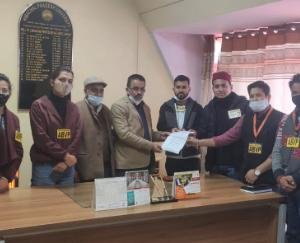 ABVP-submitted-memorandum-to-library-in-charge-shimla