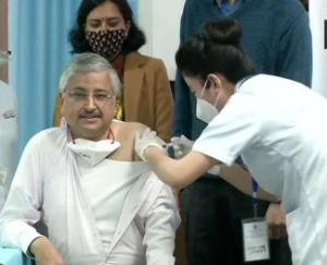 national-aiims-director-dr-randeep-guleria-receives-corona-vaccine 