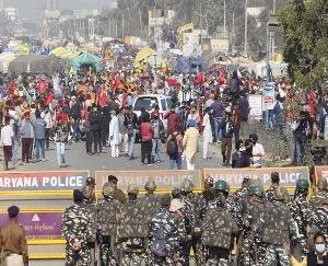 Farmers-broke-barricades-at-Singhu-and-Tikari-border-police