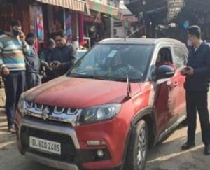 Traffic police challaned unauthorized flag on Delhi car
