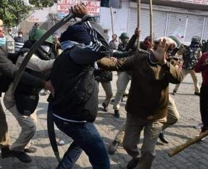 farmers-protest-singhu-border-lathicharge-by-police-2-police-officer-injured