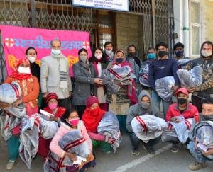dr-sadhana-distributed-blankets-to-labourers