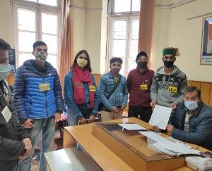 शिक्षा के क्षेत्र से जुड़ी छात्रों की विभिन्न माँगों को लेकर महाविद्यालय के प्रधानाचार्य महोदय को सौंपा ज्ञापन