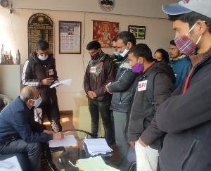 SFI handed over demand letter to University DS for delay in admission process