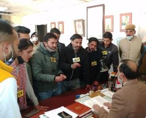 Vidyarthi Parishad encircles the director of Ecdol