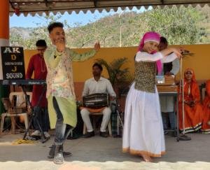 Artists gave information about Jan Manch and Chief Minister's Service Resolution Helpline 1100