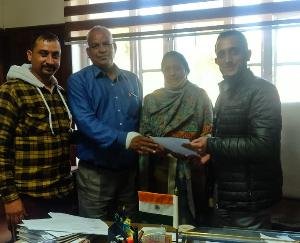 ग्राम पंचायत धुन्दन की प्रधान के समक्ष लोगो ने रखी,पंचायत से जुड़ी कुछ समस्याएं