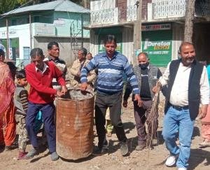 दावटी में ग्राम सभा के आयोजन के बाद चलाया गया सफाई आयोजन