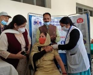 कोविड 19 वैक्सिनेशन करवाके सब सुरक्षित हों और इस अभियान को बनाएं सफल : धूमल 