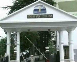 सदन में सत्तापक्ष-विपक्ष का सियासी बल्ला, बाहर सस्पेंड विधायकों  का हल्ला