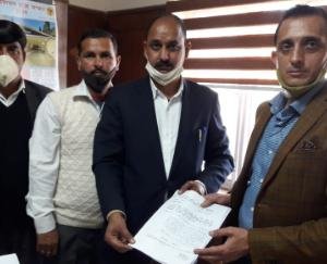 Delegation of village panchayat Surajpur handed over demand letter to water power department