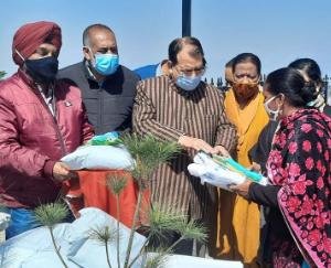 Shimla: Urban Development Minister Suresh Bhardwaj distributed corona safety kit