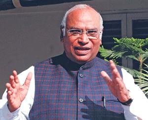 Mallikarjun Kharge targeted Prime Minister Modi, said - there are errors in the Insurance Amendment Bill 2021